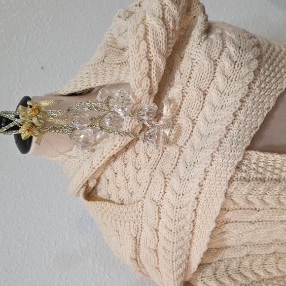 Aran Crafts knitted shawl or wrap with pockets - Picture 11 of 12